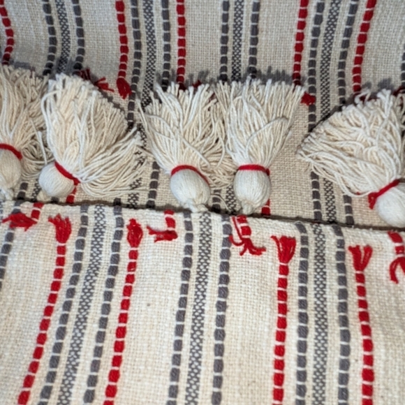 Cynthia Rowley textured table runner - Picture 5 of 6